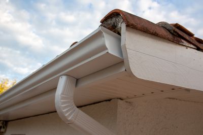 Seamless gutter installation
